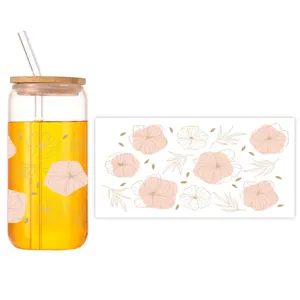 Detail von 16oz Glasbecher mit UV DTF Blumendekor, Bambusdeckel und Glasstrohhalm