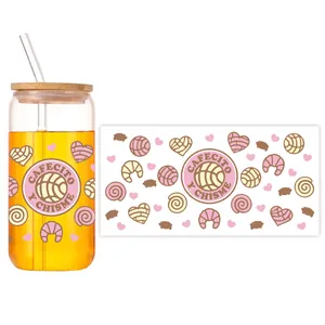 Pegatina UV DTF para vaso de 16oz con tapa de bambú y diseño de Cafecito y Chisme