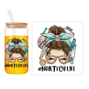 Détail du verre 16oz avec couvercle en bambou et autocollant UV DTF Nail Tech Life