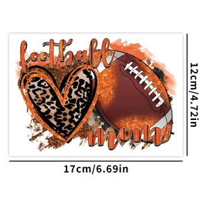 Détail de l'autocollant transfert UV DTF Football Mom avec cœur léopard et dimensions