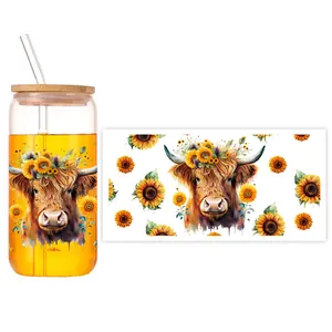 Detail eines Hochlandrind-UV-Transfers auf einem 16oz Glasbecher mit Holzdeckel