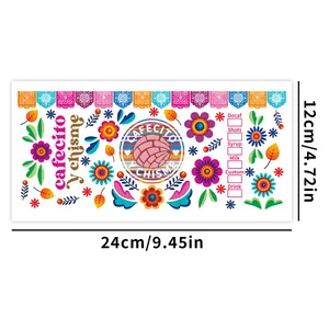 Détail du sticker UV DTF pour verres 16oz avec motifs floraux et texte cafecito y chisme