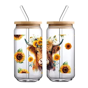 Details von Highland-Kuh und Sonnenblumen UV DTF Aufklebern auf Gläsern mit Bambusdeckel