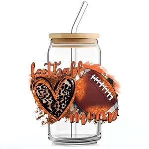 Détail de l'imprimé football mom sur un verre de 16oz avec couvercle en bambou et paille