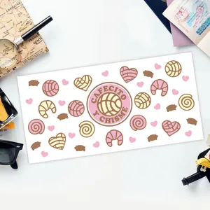 Detalle de calcomanía UV DTF con pan dulce mexicano y logo Cafecito y Chisme