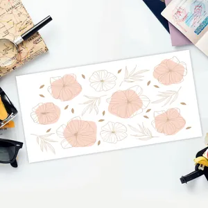 Detailansicht minimalistischer Blumen-UV-Transferaufkleber auf einer 16oz Glasoberfläche