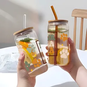 Detailopname van glazen drinkbekers met pootafdrukken, bamboe deksels en kleurrijke rietjes