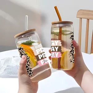 Dettaglio del bicchiere da 16oz con coperchio in bambù, stampa leopardata e Pray