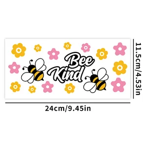 Detailweergave van de Bee Kind UV DTF sticker van 24x11,5 cm voor 16oz glazen bekers
