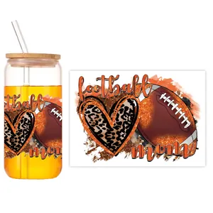 Détail d'autocollant UV DTF sur canette en verre 16oz avec motif football mom