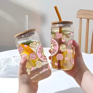 Primer plano de manos brindando con vasos de 16oz con diseños de corazones y tapas