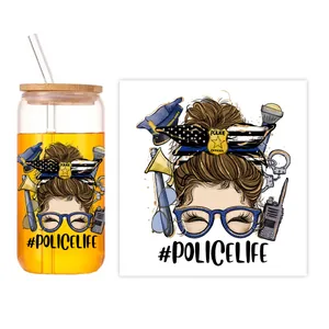 Détail d'un verre de 16oz avec couvercle en bambou et motif de police en impression UV