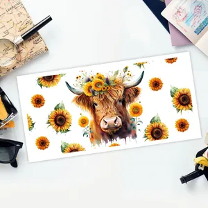 Detaillierter UV-DTF-Sticker mit Hochlandrind und Sonnenblumenkranz für 16oz Glastassen
