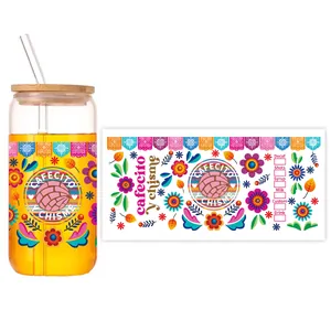 Détail du verre 16oz avec fleurs mexicaines colorées et texte Cafecito y Chisme imprimé