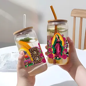 Détail de canette en verre 16oz avec couvercle en bambou et motifs floraux UV DTF colorés