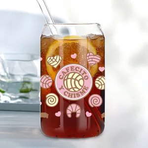Detalle de vaso de 16oz con pegatina UV DTF de concha y logo Cafecito y Chisme