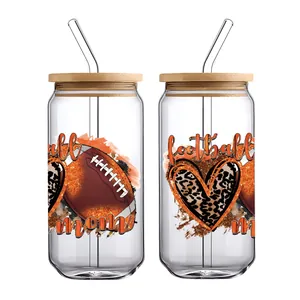 Détail des autocollants UV football mom sur canettes en verre avec couvercles en bambou