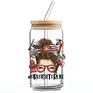 Détail d'un autocollant UV DTF sur verre de 16oz avec motif de thème pompier
