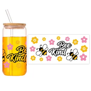 Detail van Bee Kind UV DTF-sticker op 16oz glas met bamboe deksel en glazen rietje