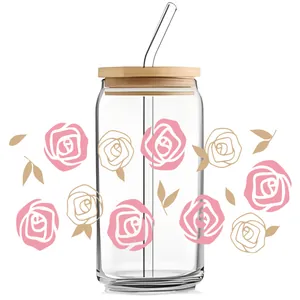 Detail von rosa Rosen UV-DTF-Aufklebern auf einem 16oz Glasbecher mit Bambusdeckel