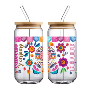 Détail de verres 16oz avec motifs floraux mexicains colorés et couvercles en bambou