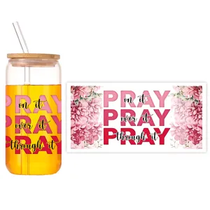 Dettaglio adesivo UV DTF con citazione PRAY su bicchiere da 16oz e coperchio in bambù