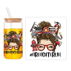 Détail de l'autocollant UV motif pompier sur verre de 16oz avec couvercle en bambou
