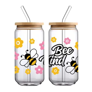 Detail van Bee Kind bloemenglas met bamboe deksel en rietje op witte achtergrond