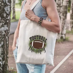 Détail de l'imprimé Football Therapy sur un sac cabas en toile blanche au style sportif