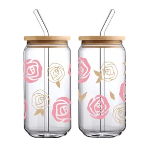 Details von UV-DTF-Aufkleber mit Rosenmuster auf 16oz Glas mit Bambusdeckel