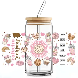 Detalle de vaso de 16oz con tapa de bambú y diseño de pegatina UV DTF Cafecito y Chisme