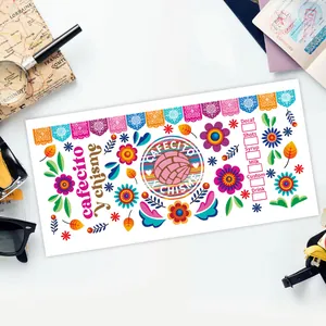 Détail de l'autocollant UV DTF 16oz avec design mexicain Papel Picado et icônes de café