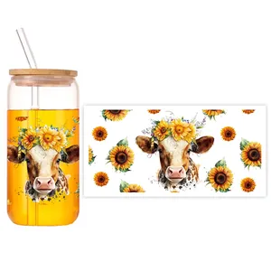 Detail eines 16oz Glases mit Kuh-Sonnenblumen-UV-Transferaufkleber und Bambusdeckel mit Halm