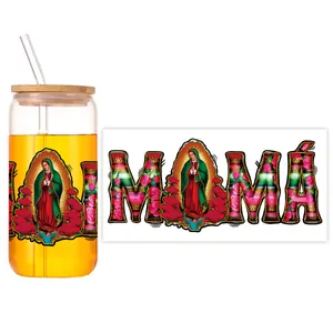 Détail d'un verre 16oz avec imprimés religieux UV DTF, couvercle en bambou et paille