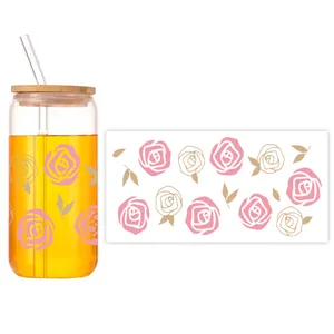 Detail eines UV-Transfer-Rosendekors auf einem 16-Unzen-Glas mit Bambusdeckel