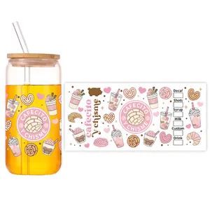 Detalle del diseño UV DTF con motivo Cafecito y Chisme en vaso de vidrio de 16 onzas