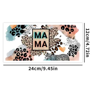Λεπτομέρεια αυτοκόλλητου UV DTF Mama με λεοπάρ σχέδιο για ποτήρια 16 ουγγιών