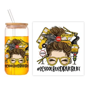 Détail de l'autocollant transfert UV sur verre de 16oz avec motif de chauffeur de bus