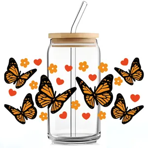 Gedetailleerd overzicht van 16oz glas met bamboe deksel en bloemen- en vlinder UV-transferprints