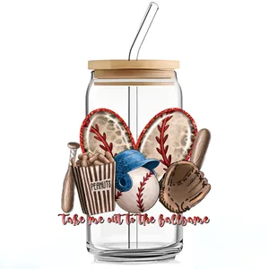 Détail d'un verre de 16oz avec couvercle en bambou et motif autocollant UV baseball
