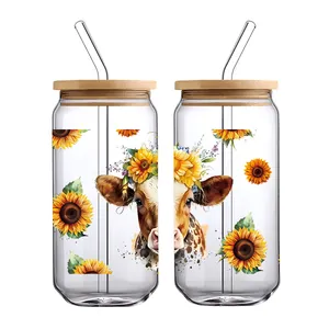Detailansicht des UV-DTF-Aufklebers mit Kuh und Sonnenblume auf einem Glasbecher