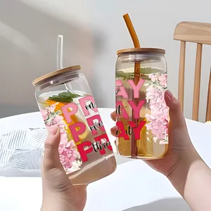 Dettaglio della stampa floreale UV su bicchiere da 16oz con coperchio in bambù e cannuccia