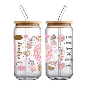 Detalle de vaso 16oz con diseño Cafecito Y Chisme, tapa de bambú y pajita de cristal