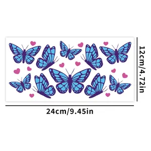 Dettaglio adesivo transfer UV 24x12cm con farfalle blu e cuori per tazze da 16 once