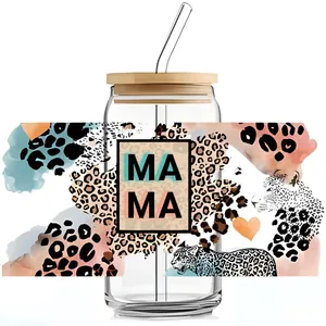 Λεπτομέρεια γυαλιού 16oz με λεοπάρ σχέδιο mama και καπάκι από ξύλο μπαμπού