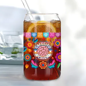 Détail d'un autocollant UV DTF sur verre de 16oz avec motif floral Cafecito y Chisme