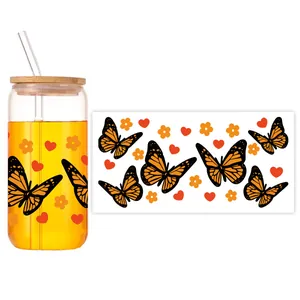 Detail van 16oz glazen beker met monarchvlinder UV-sticker en bamboe deksel