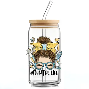 Détail d'un verre de 16oz avec couvercle en bambou et motif Dental Life imprimé