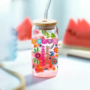 Détail de l'autocollant UV DTF sur verre de 16oz avec couvercle en bambou et paille
