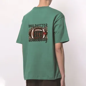 Détail de l'imprimé rugby par transfert thermique au dos du t-shirt vert en coton